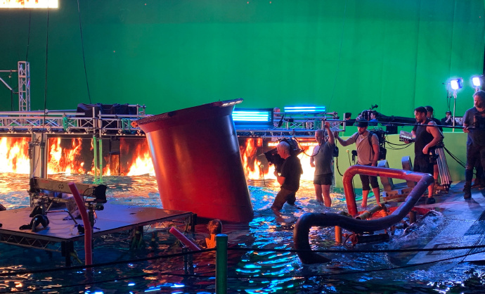 《阿凡达2》拍摄现场照 卡梅隆亲自扛摄影机拍摄